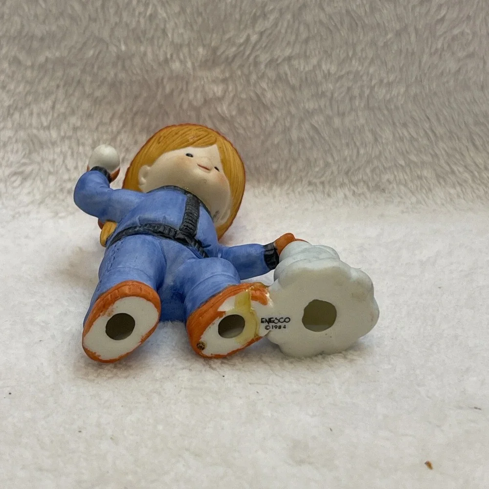 Vintage Enesco Girl Throwing Snowball 1984‎ Figurine Country Cousins